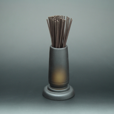 陶製モダン仏具「花瓶」に通常サイズのお線香を入れたイメージ
