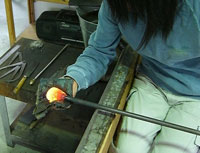 手元供養「想珠」のガラス台を一つ一つ丁寧に手作りする様子